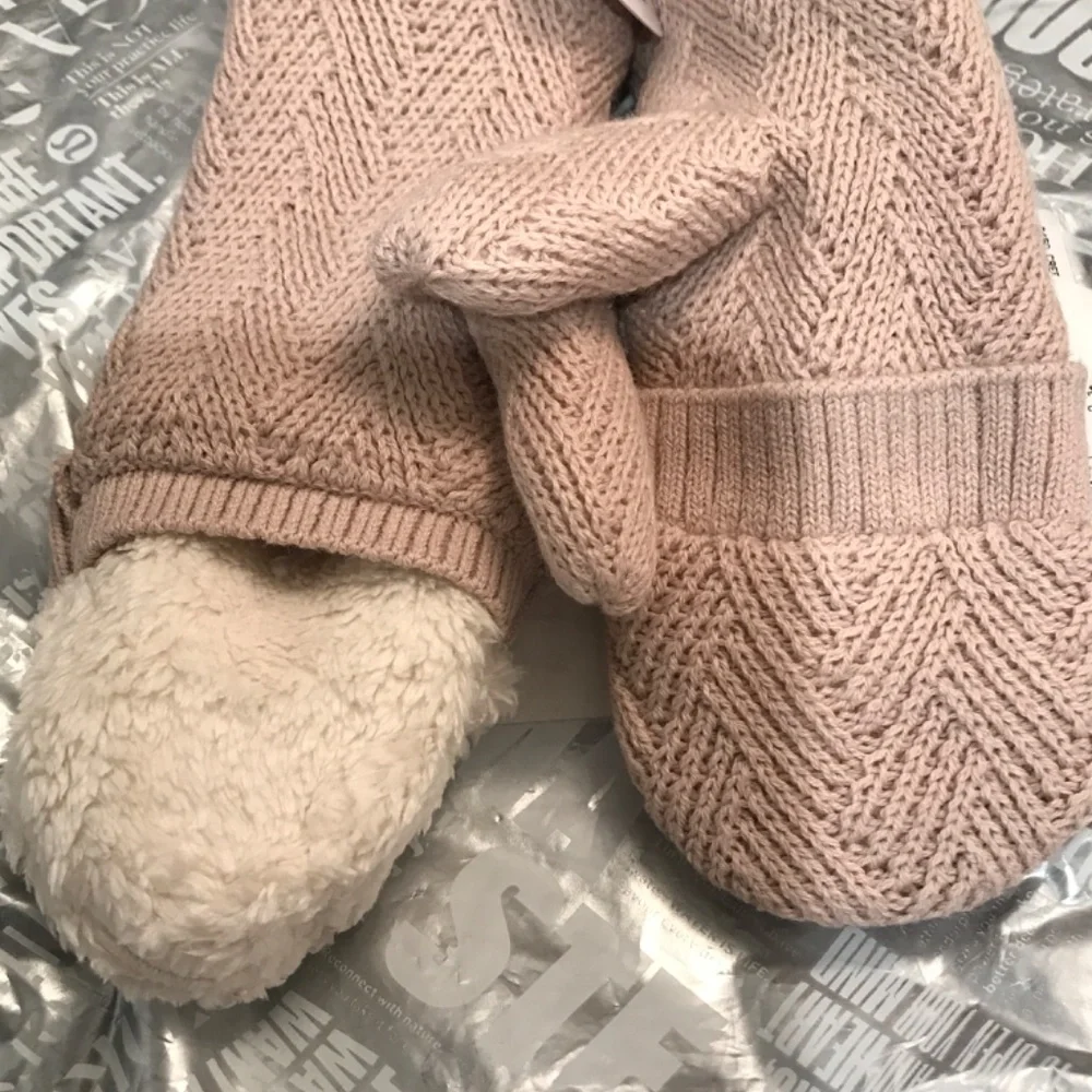 🦄NWT Lululemon Sherpa Weave Mittens Pink